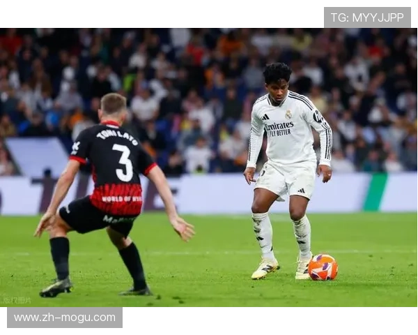 恩德里克帽子戏法后与丰塞卡拥抱，里昂更衣室狂欢庆祝租将爆发