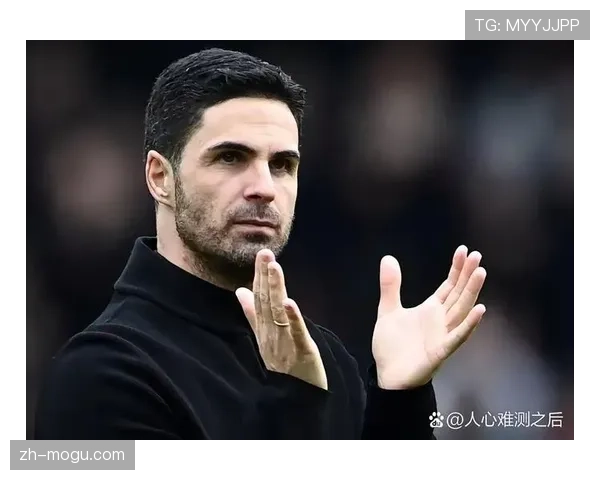 特写:为应对多线作战,阿森纳主帅阿尔特塔在训练基地的战术板前度过周末